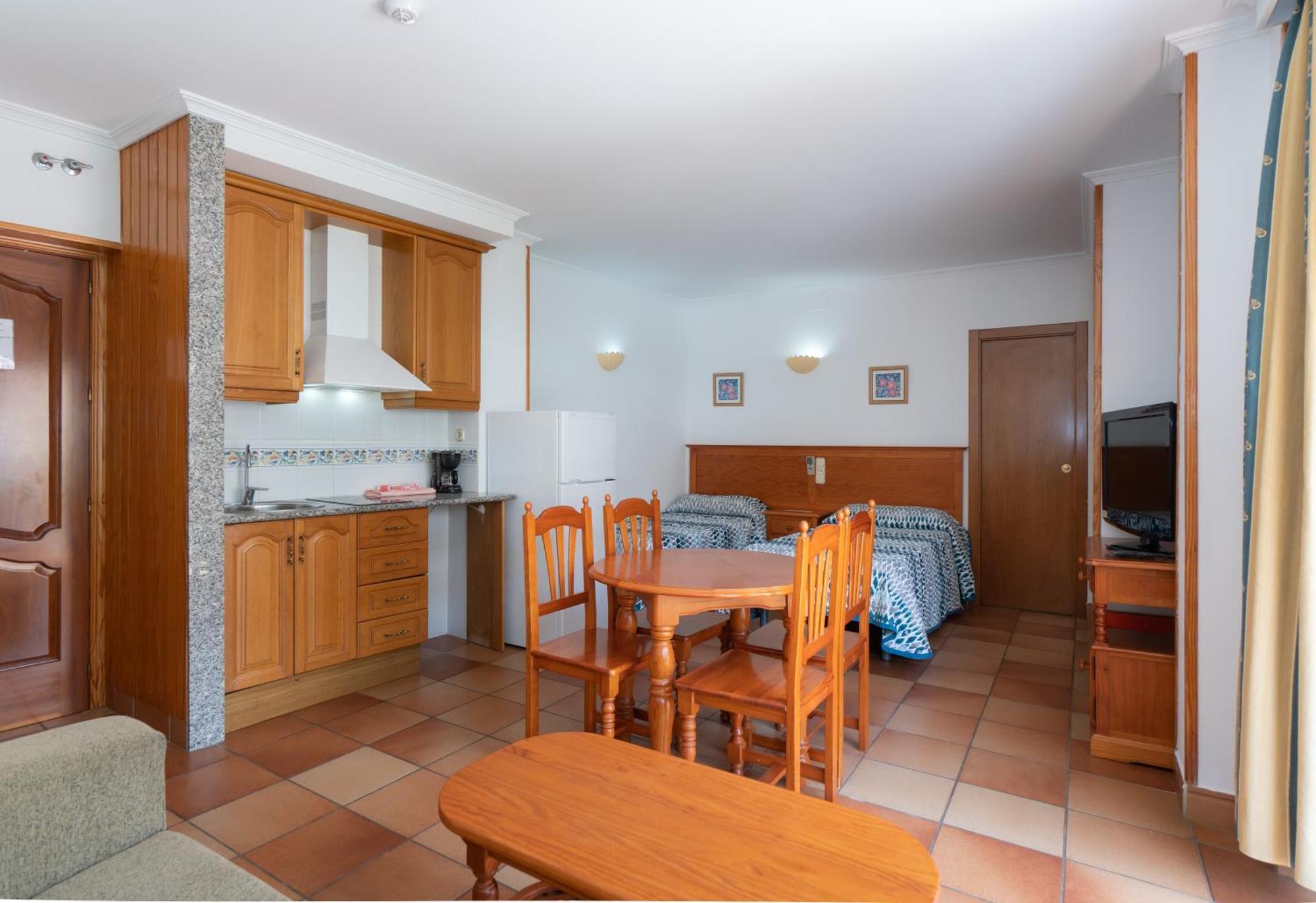Apartamentos Leonor Carihuela Торемолинос Стая снимка