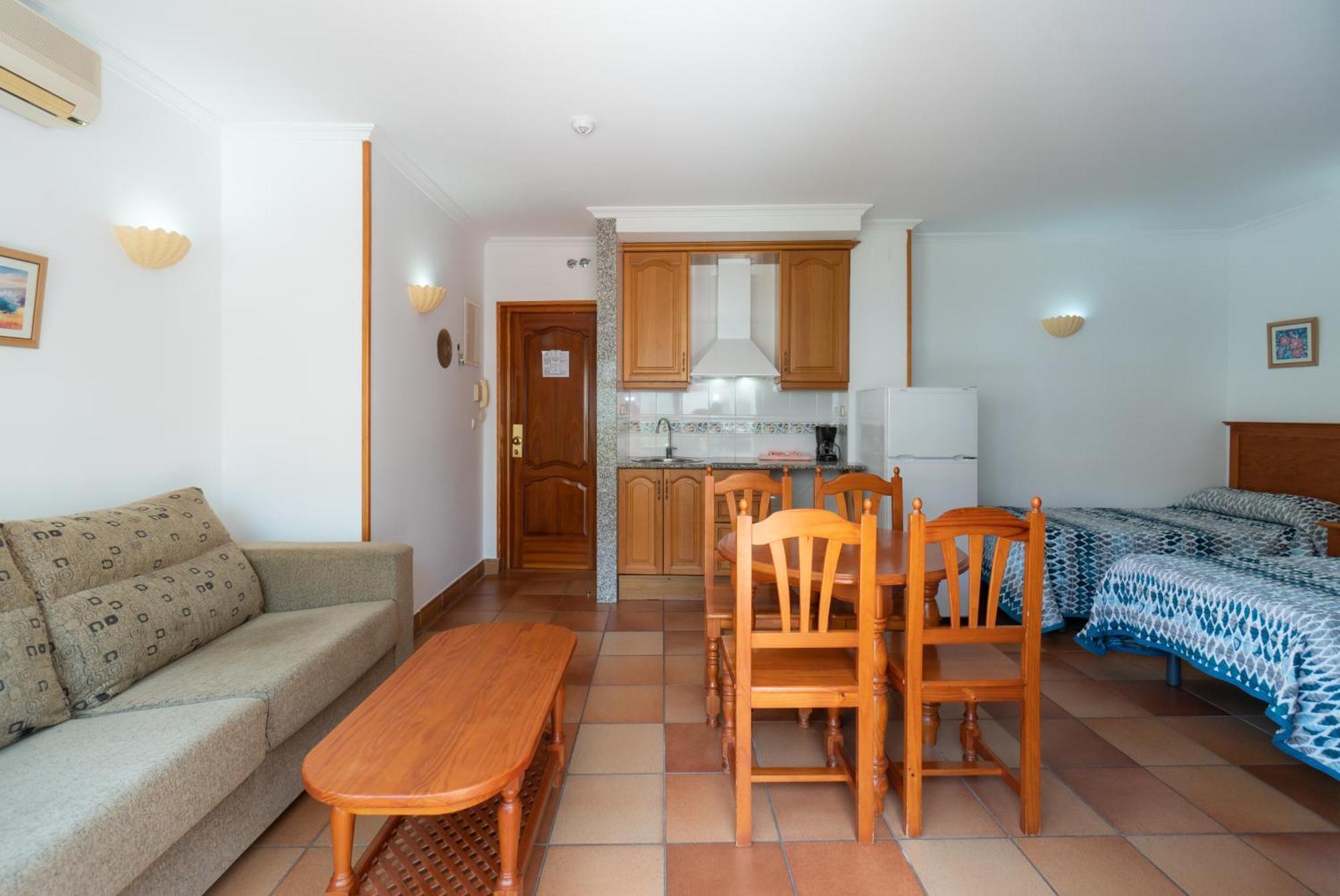 Apartamentos Leonor Carihuela Торемолинос Стая снимка